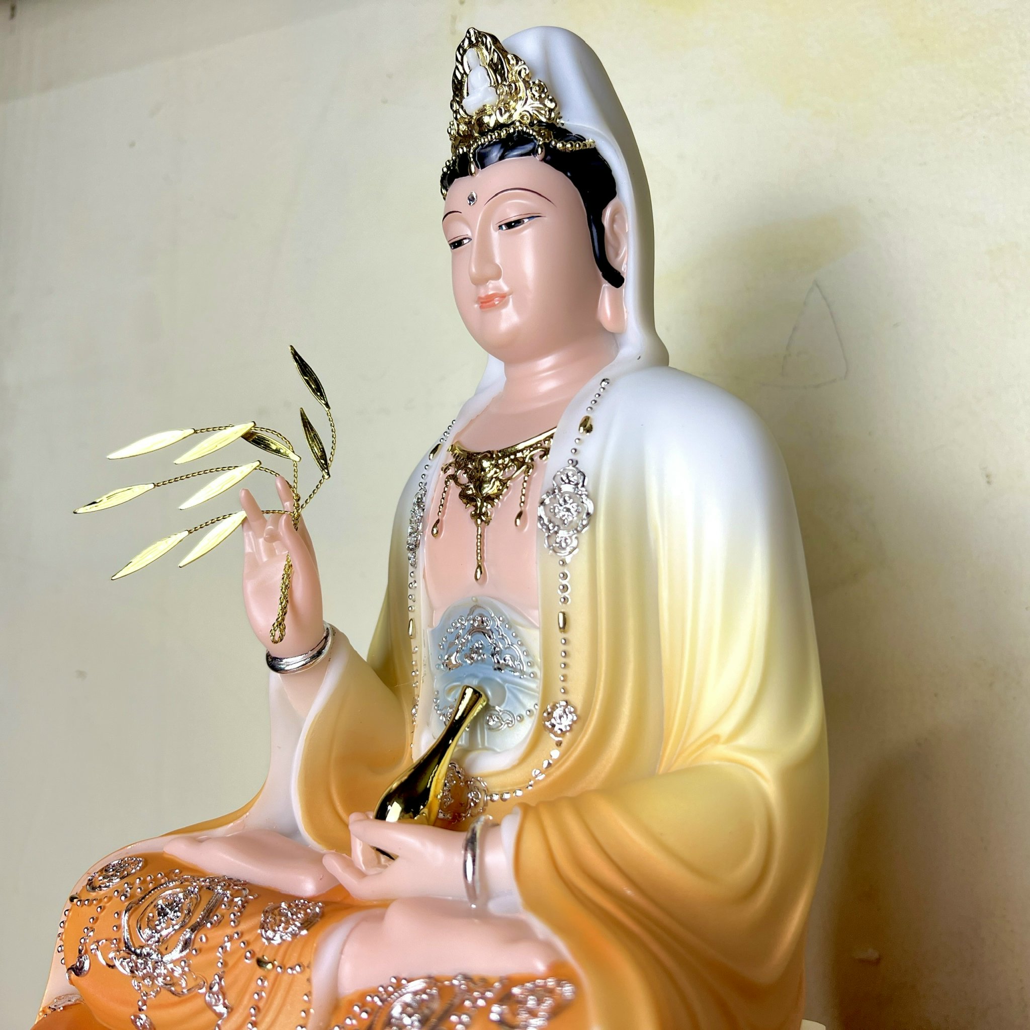 Tượng Quan Âm đá nhập khẩu cao cấp ngồi trên đài sen cao 30cm – Vàng và Trắng