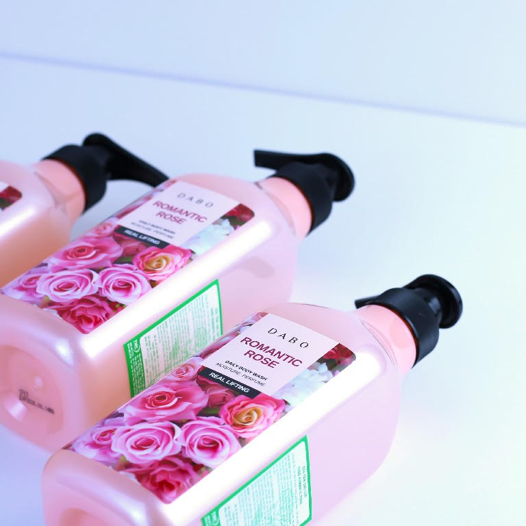 Sữa Tắm Trắng Mịn, Sạch Nhờn Hương Hoa Hồng  Dabo Romantic Rose (750ml)