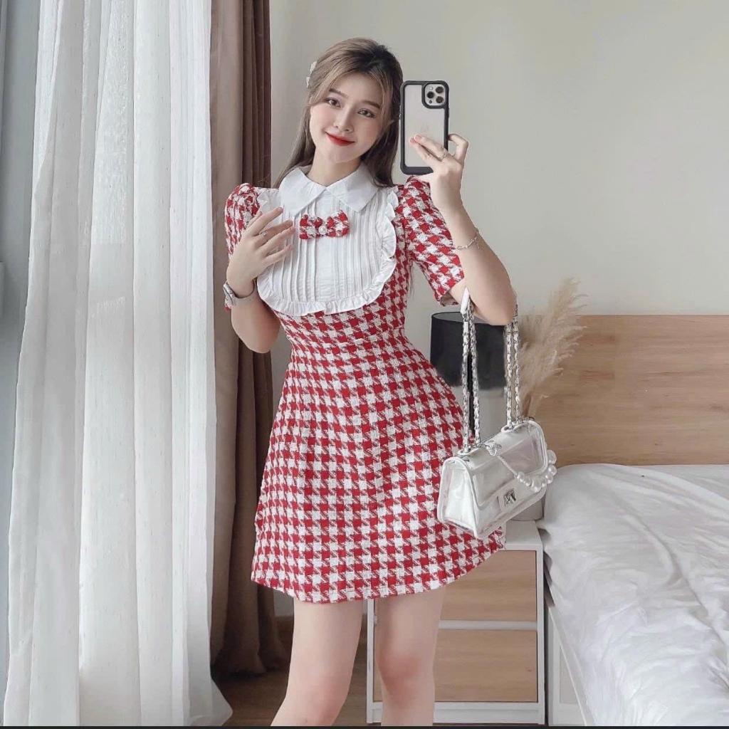 Đầm dạ caro phối kate trắng cổ bẻ xếp ly ngực đính nơ duyên dáng
