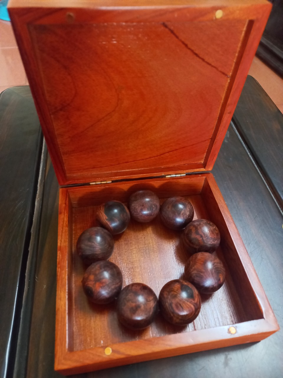 Vòng đeo tay gỗ sưa đỏ ,phong thủy hút tài lộc kt hạt to 25ly