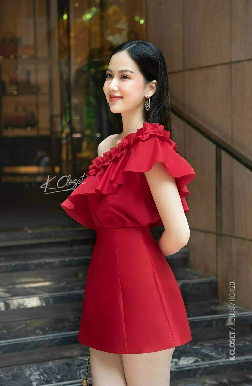 Set áo lệch vai có mút ngực và chân váy ngắn