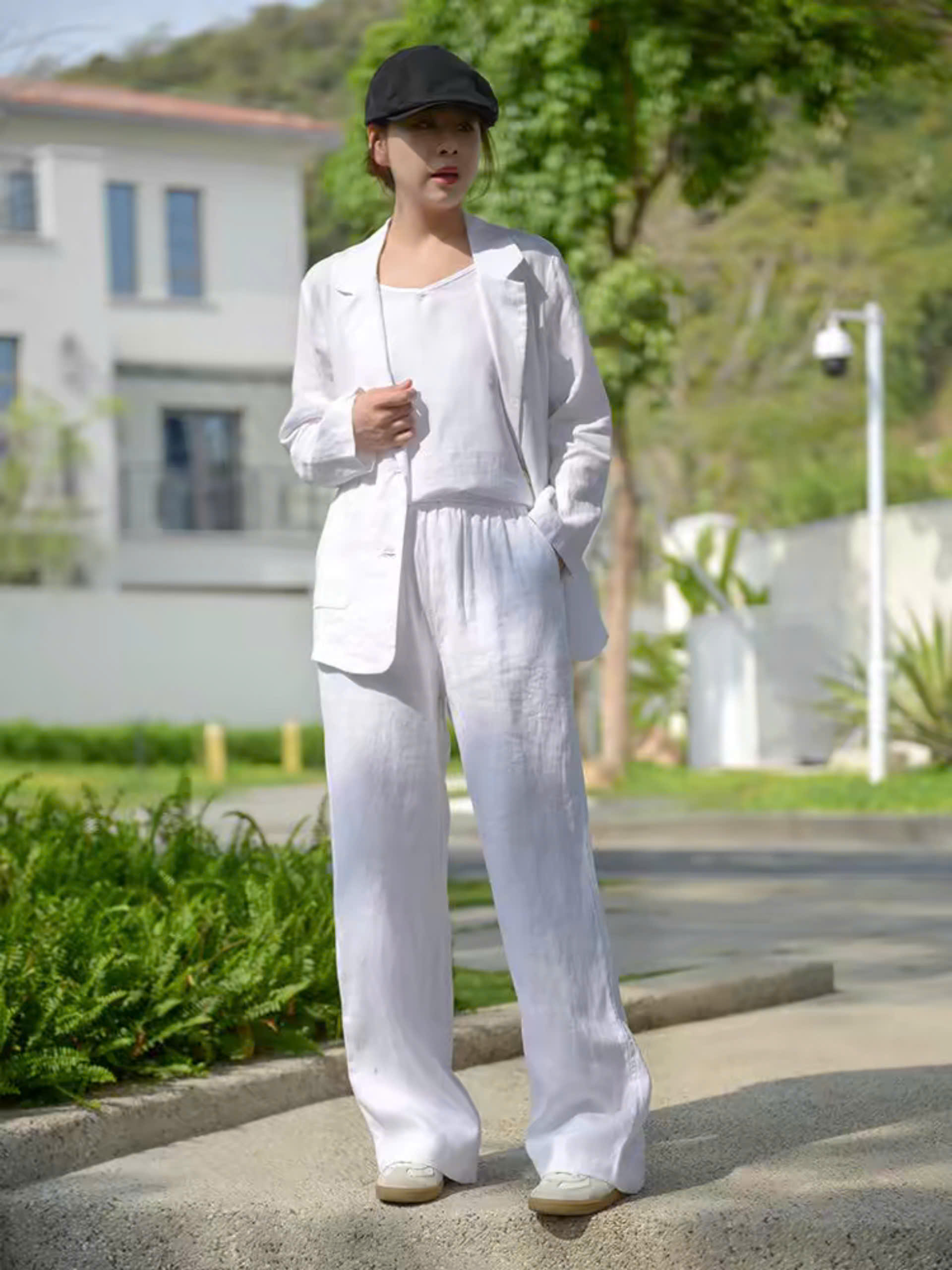 Bộ hottrend 2025 gồm có áo khoác blazer và quần dài dành cho phái nữ thời trang, sang chảnh, trẻ trung