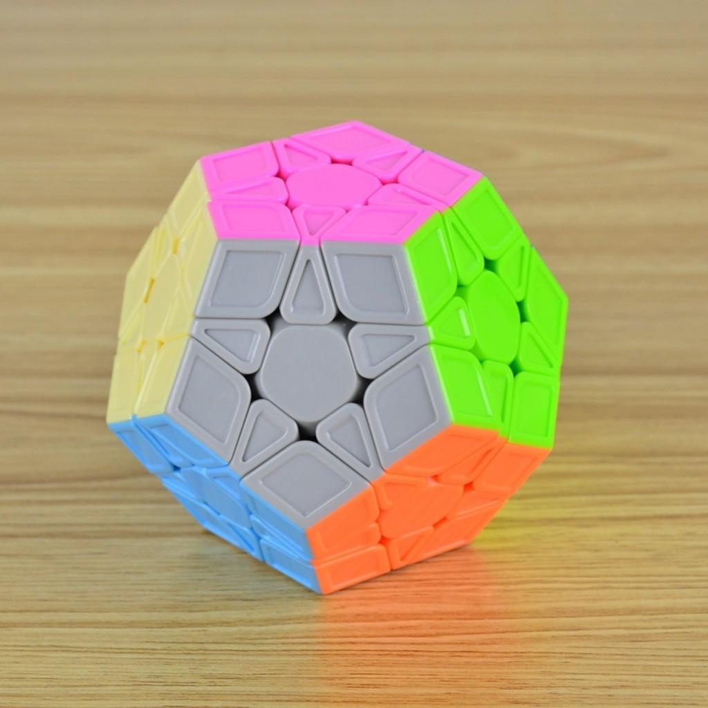 Vỉ 1 chiếc rubik 3x3 tặng kèm 1 chiếc ván trượt đèn
