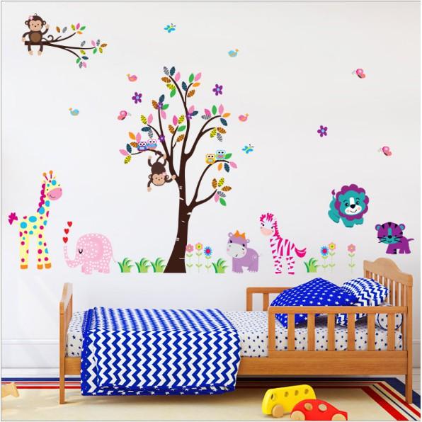 Decal trang trí tường - Thân Cây sắc màu vui chơi cùng Thú Voi hồng phun tim 03
