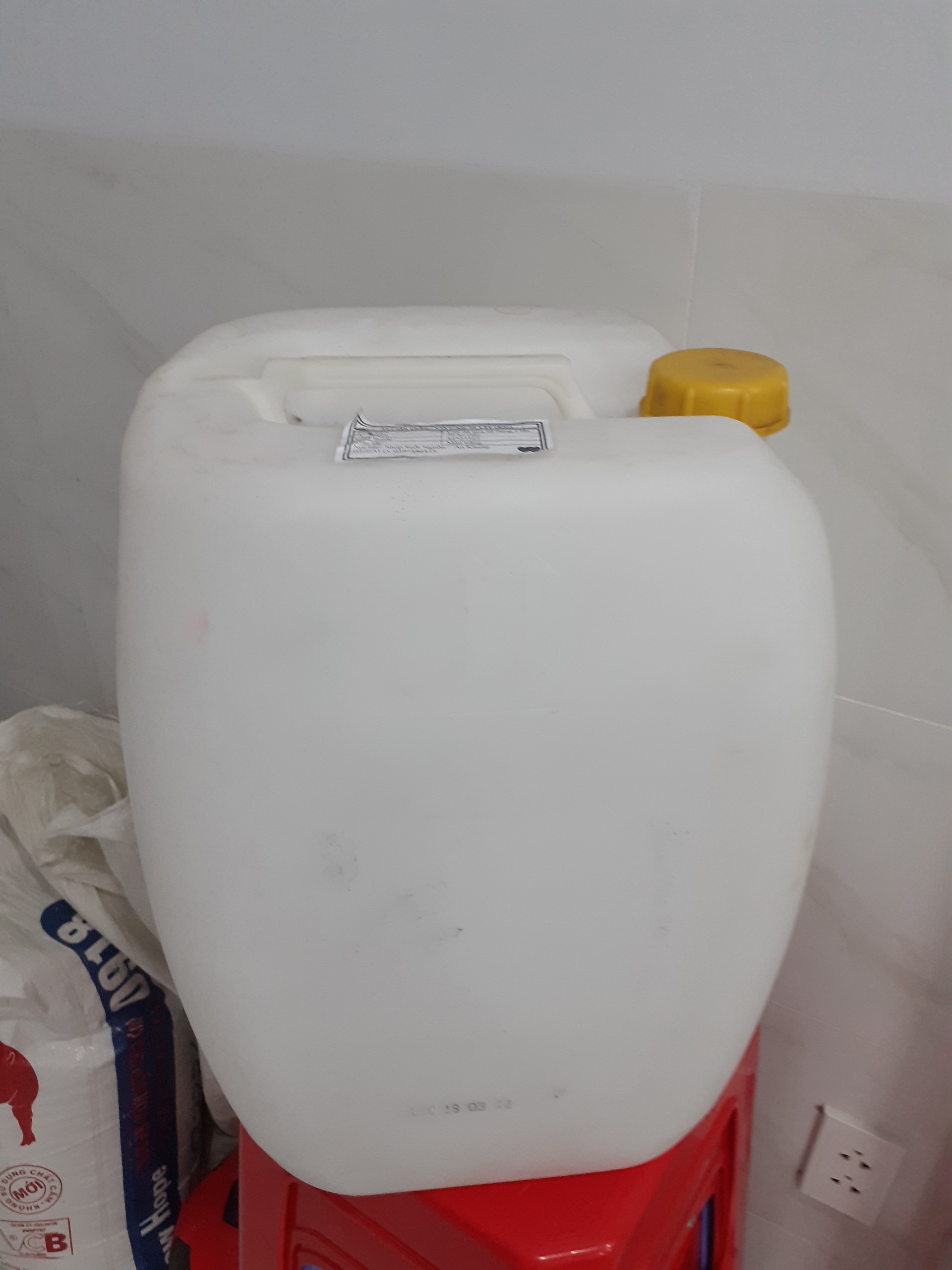Can nhựa 30 lít màu trắng.