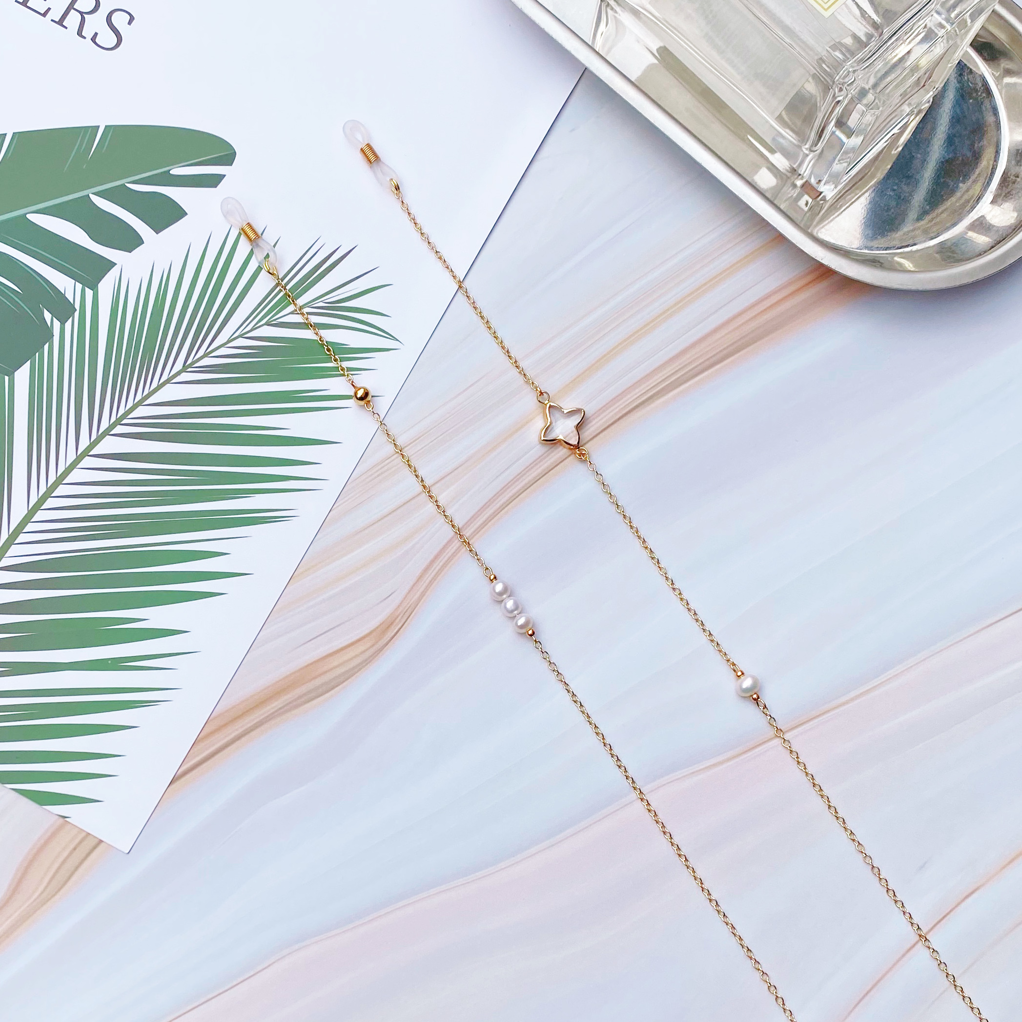 Dây kính chuỗi đeo gọng kính mix cỏ bốn lá và hạt châu không đối xứng ấn tượng dây chuyền giữ khẩu trang và tai nghe