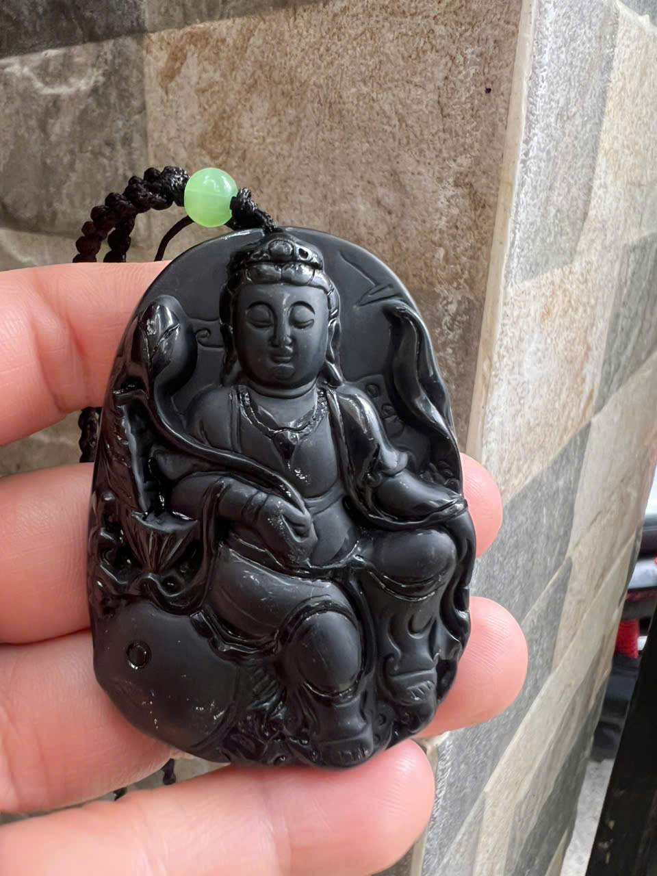 Mặt Dây Chuyền Nam Phật Quan Âm Cưỡi Cá Chép Đá Mã Não Đen Size To Cao 60mm Ngang 43mm Dầy 13mm ạ