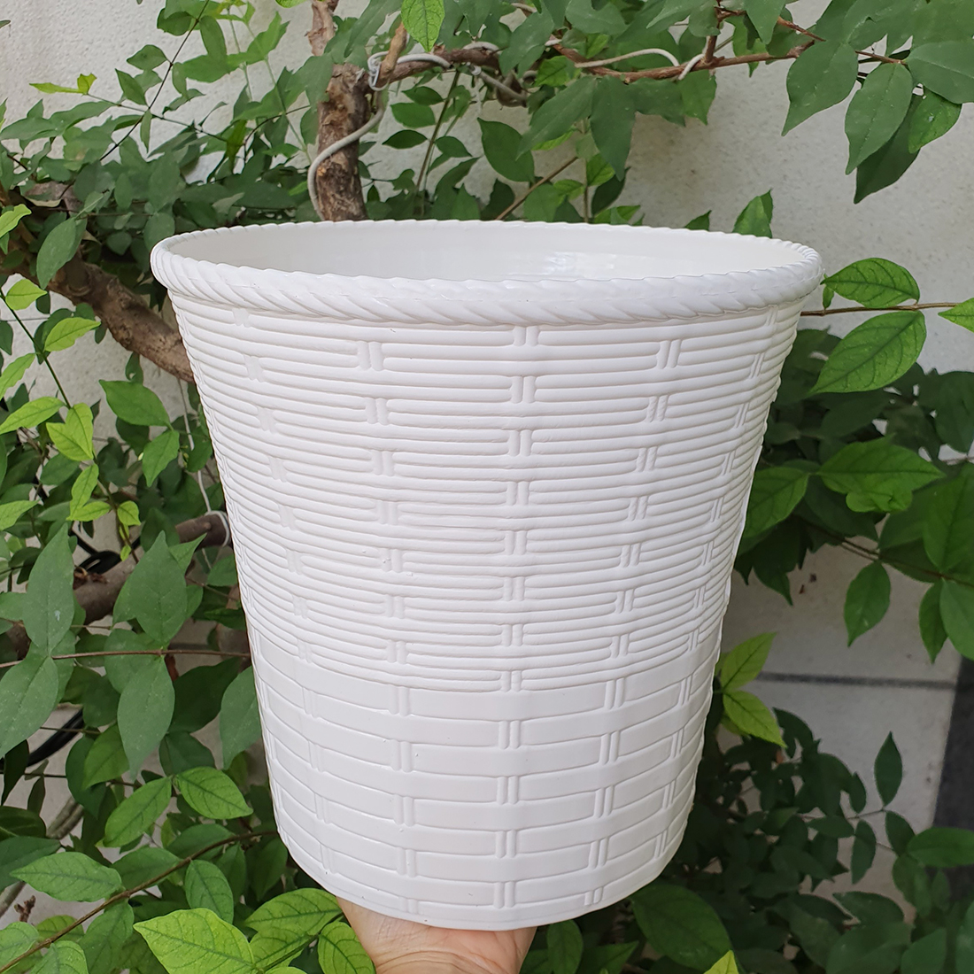 Bộ 4 chậu trồng hoa nhựa mây đan hai lớp màu trắng 26x26cm