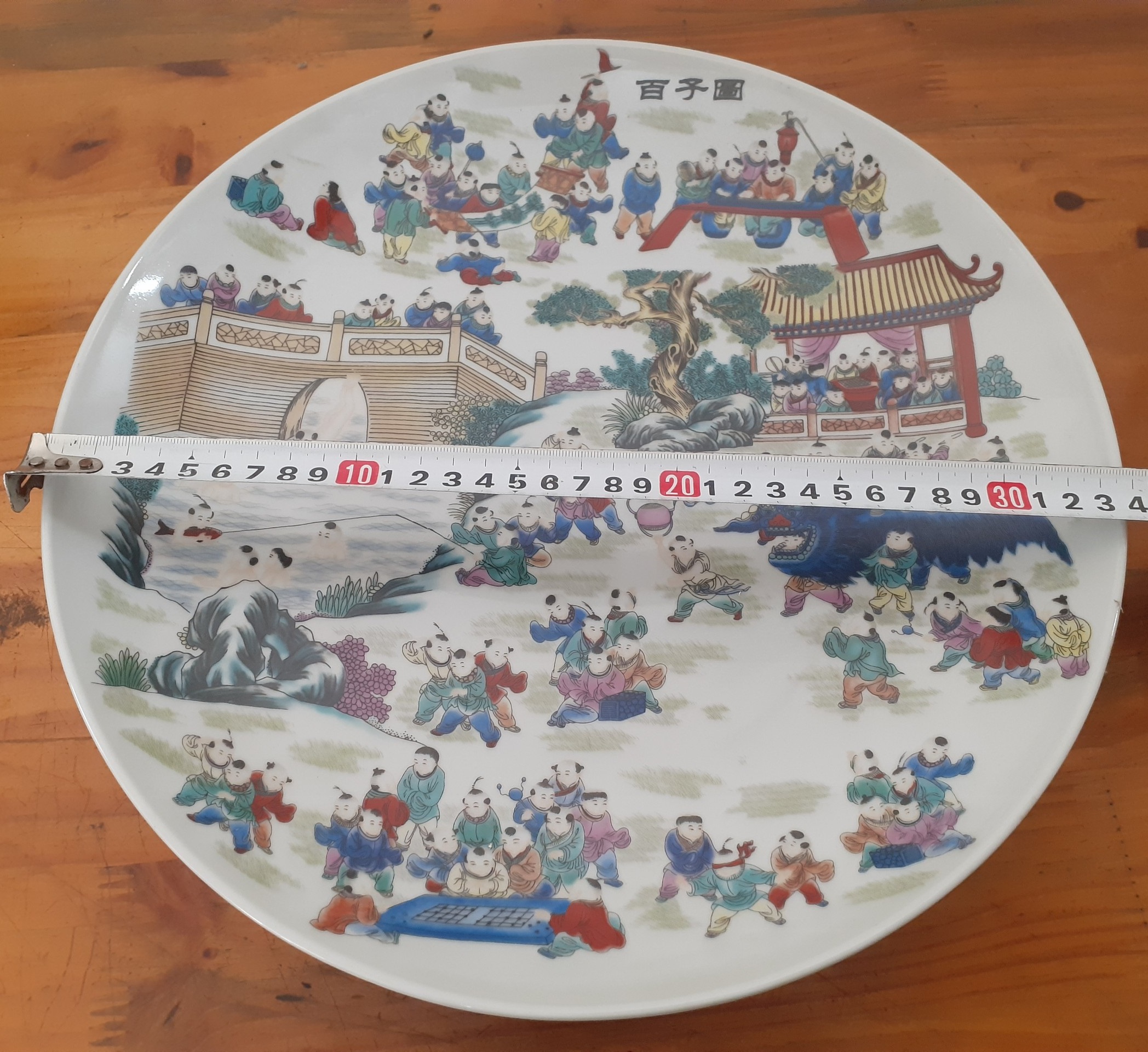 Đĩa sứ Tranh Dân Gian Trung Quốc, đường kính 34cm, có giá đỡ kèm theo - Gốm sứ Giang Tây Trung Quốc