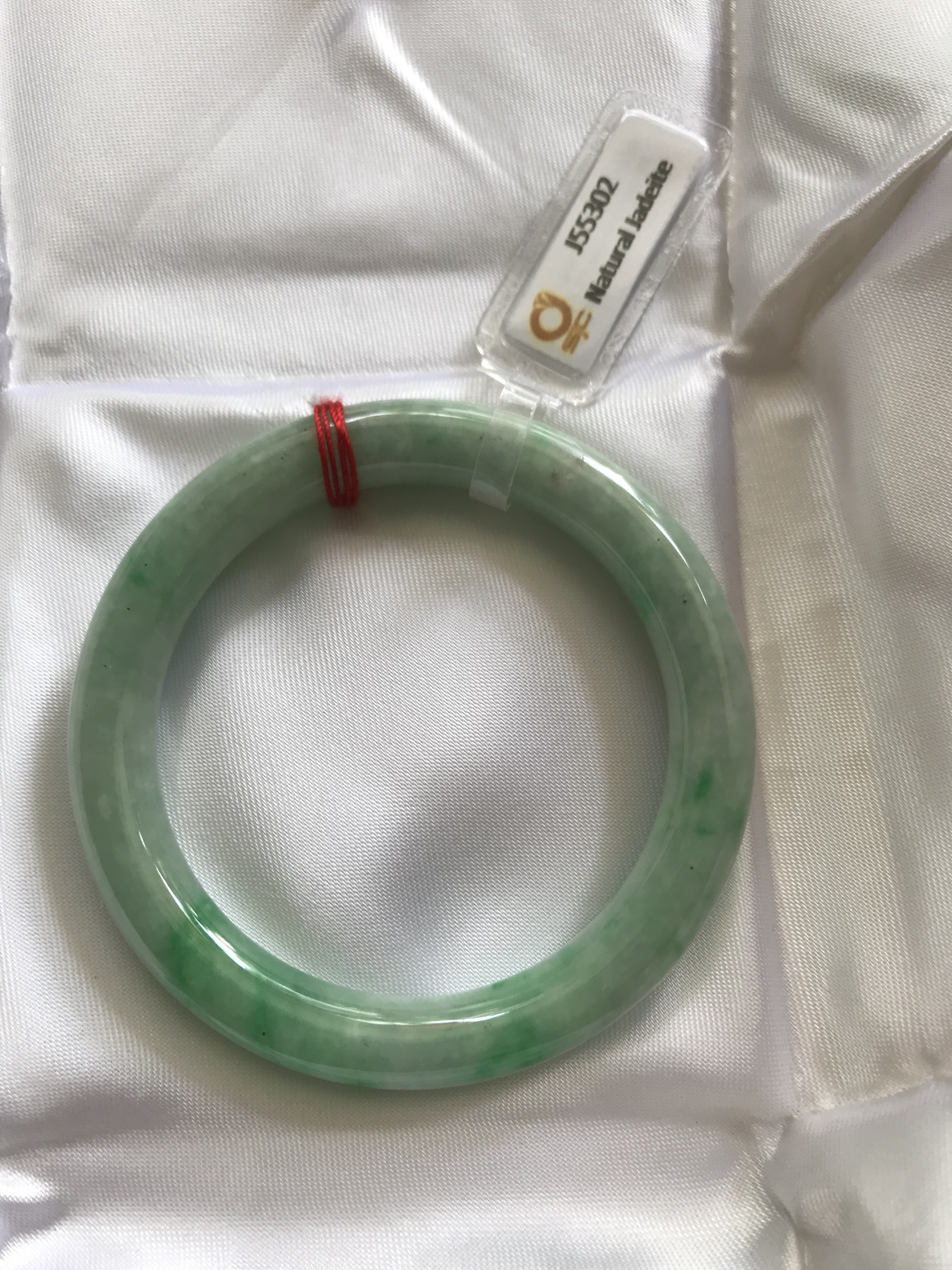 Vòng Cẩm Thạch tự nhiên Kiểm Định Sjc J55302 Xanh Đậu Lý A Sao Sao Sao Vip 49mm x chột 8mm Màu Trắng Xanh Bông đậu vân lý tươi đậm bóng đều đẹp sang nữ 45kg - 49kg đeo Món quà tặng thật sự ý nghĩa dành tặng cho chính bản thân mình, tặng Mẹ , Vợ ý nghĩa ạ