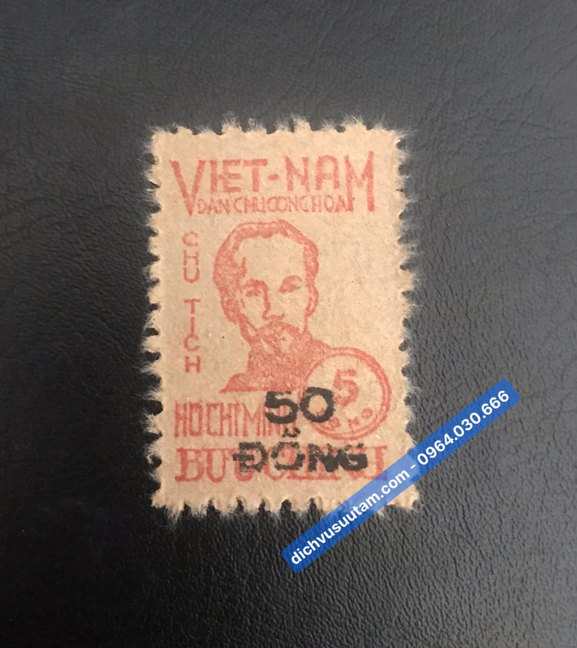 Tem bưu chính Việt Nam 50 đồng in đè hình ảnh bác Hồ, con tem đầu tiên của VNDCCH
