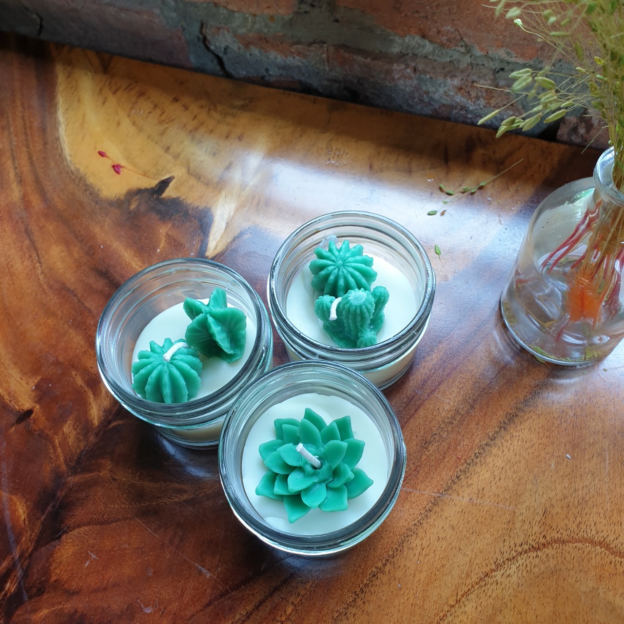 Nến thơm tinh dầu gỗ thông hình xương rồng xanh và sen đá 85g giúp thơm phòng, thư giãn giảm stress, khử mùi (Giao hình ngẫu nhiên)