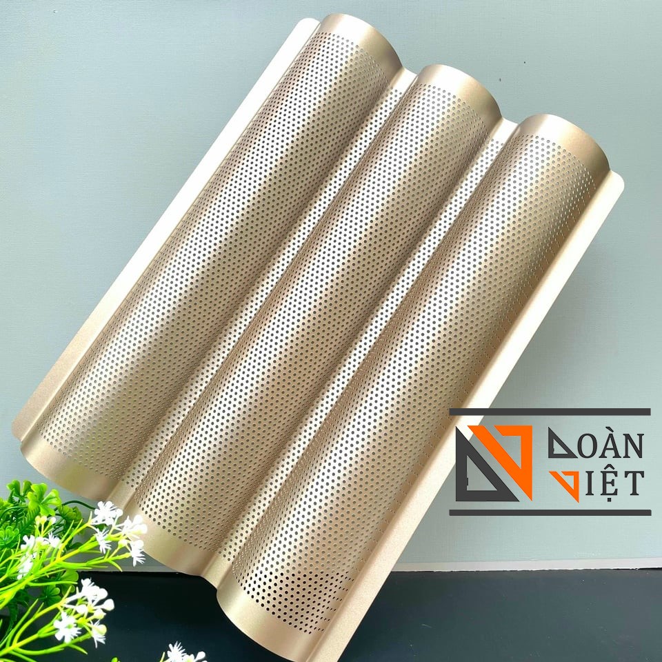 Khay Bánh MÌ màu VÀNG ĐỒNG SIÊU ĐẸP CAO CẤP. Khuôn Bánh mì Pháp Baguette Thép Carbon CHỐNG DÍNH, nặng dày cầm chắc tay, dạng chảo mâm lớn 3 Sóng. có nhiều lổ nhỏ thoáng khí. Dụng cụ làm bánh Mì nướng Không dính phù hợp lò nướng GIA ĐÌNH