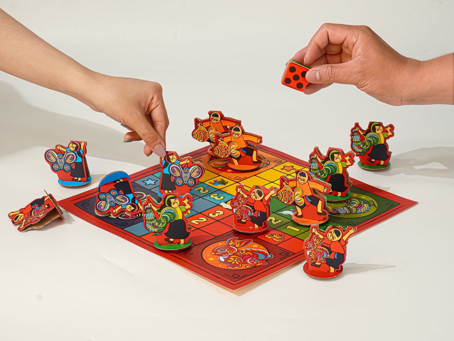 Hộp Quà Trung Thu Xanh IKACHI &quot;Truyền Hình Tuổi Thơ&quot; - Set 4 bánh, Tặng kèm bộ đồ chơi cá ngựa