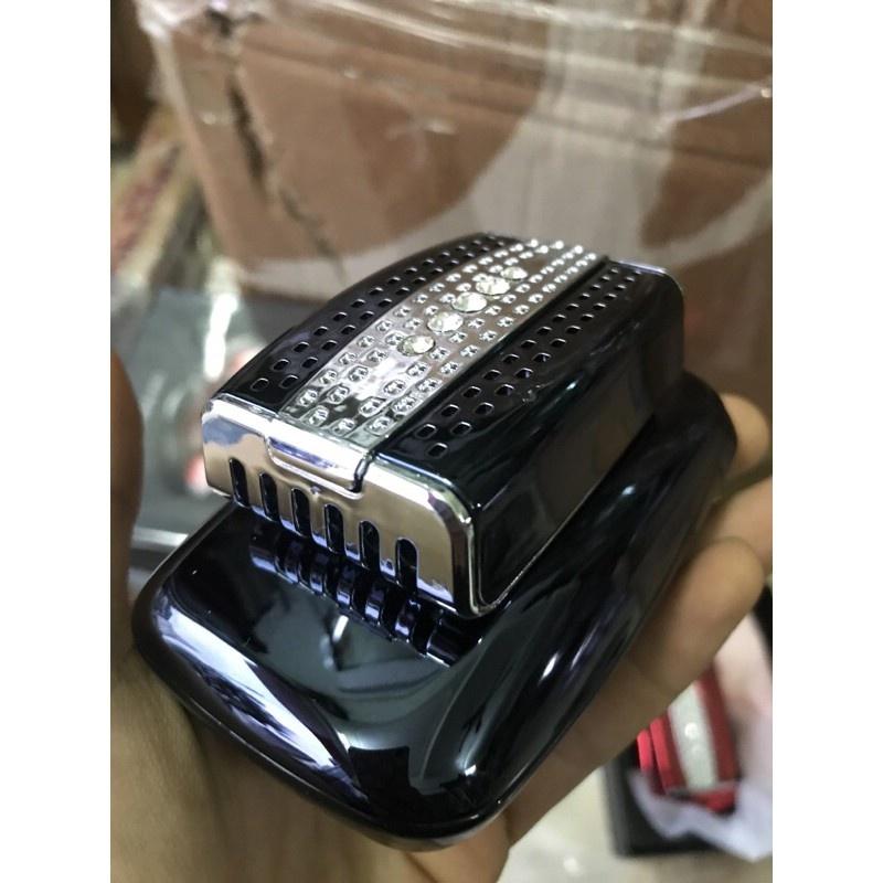 Nước hoa đính đá bày Taplo đủ mùi hương cho xe ô tô