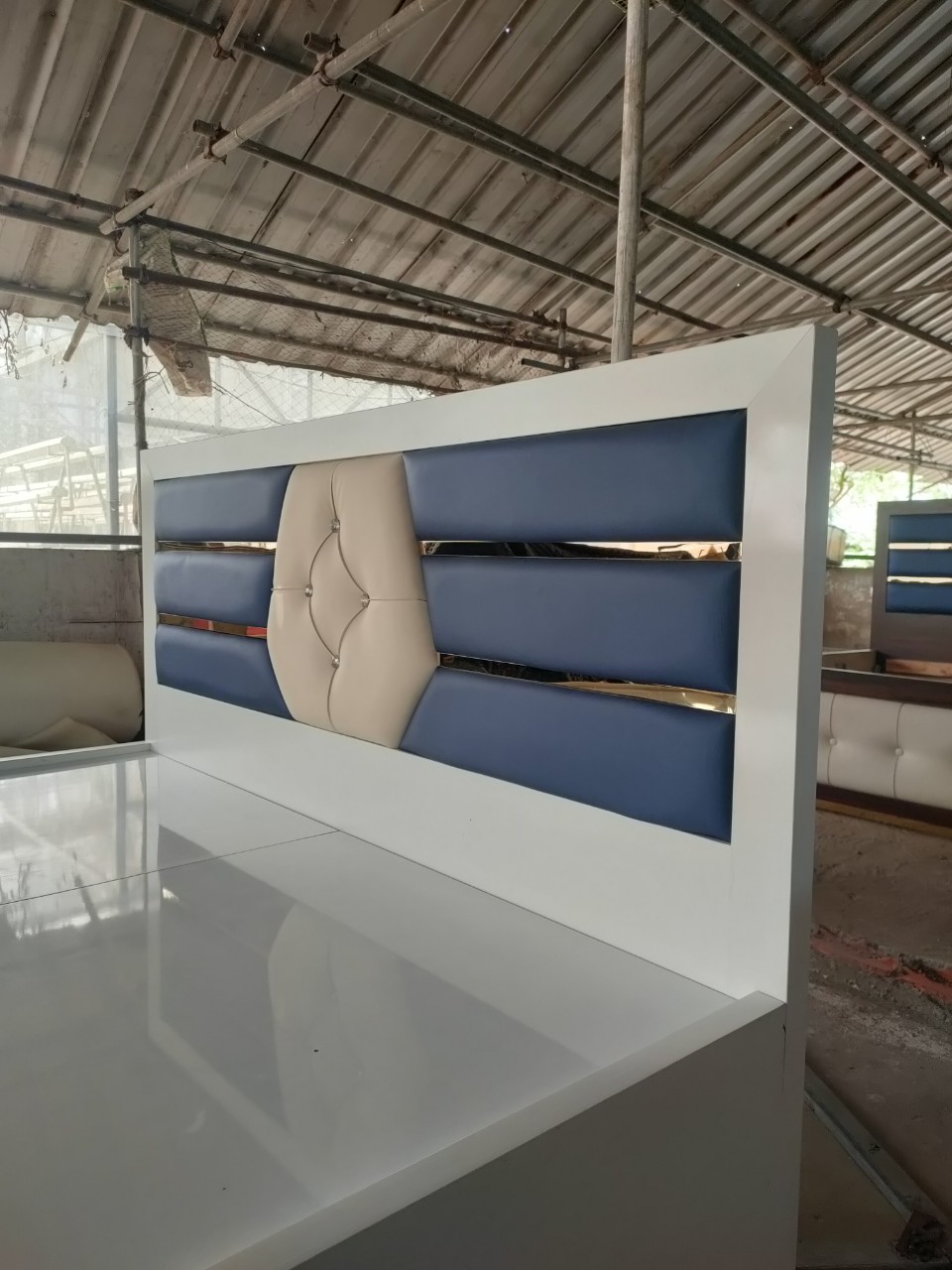 Giường gỗ MDF lõi xanh Juno Sofa kết hợp inox mạ vàng