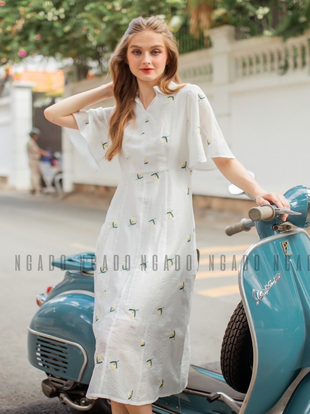Đầm sơ mi trắng thêu hoa ngắn tay NGADO