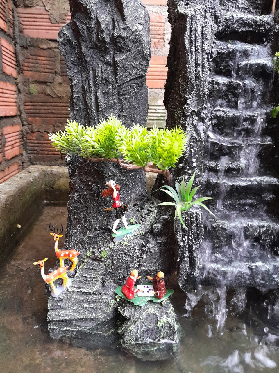 Hòn Non Bộ Hồ Cá Tặng Kèm Máy Bơm Thác Nước