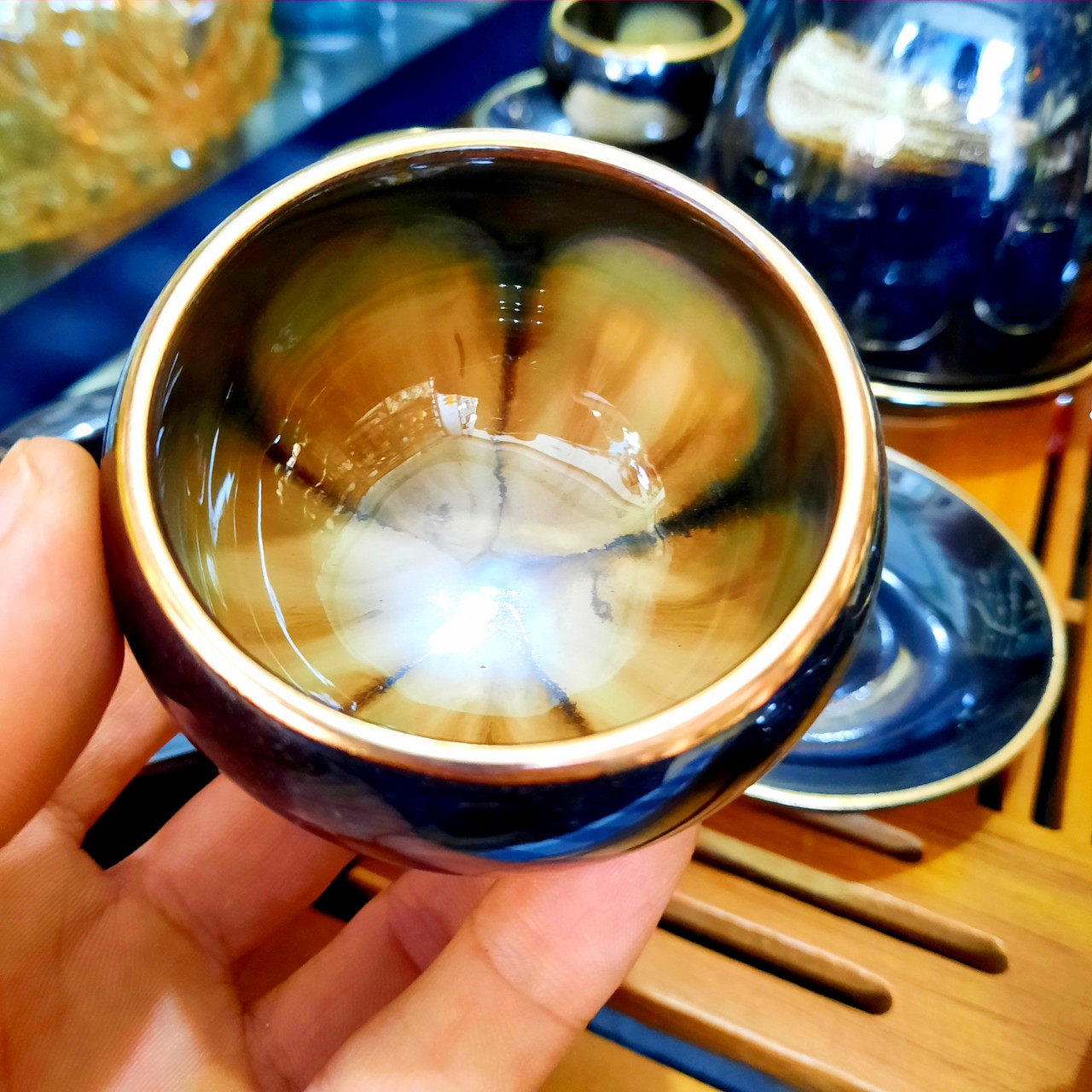 Bộ ấm chén Bát Tràng cao cấp “hoa trong lòng gốm” men hoả biến hổ phách viền vàng 24k