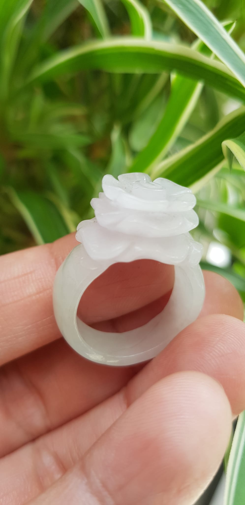 Nhẫn Nữ mới chạm Bông Hồng Nổi màu Trắng rất đẹp đá cẩm thạch tự nhiên Ni 18mm hợp mệnh kim mệnh thủy đeo tay xinh lắm ạ