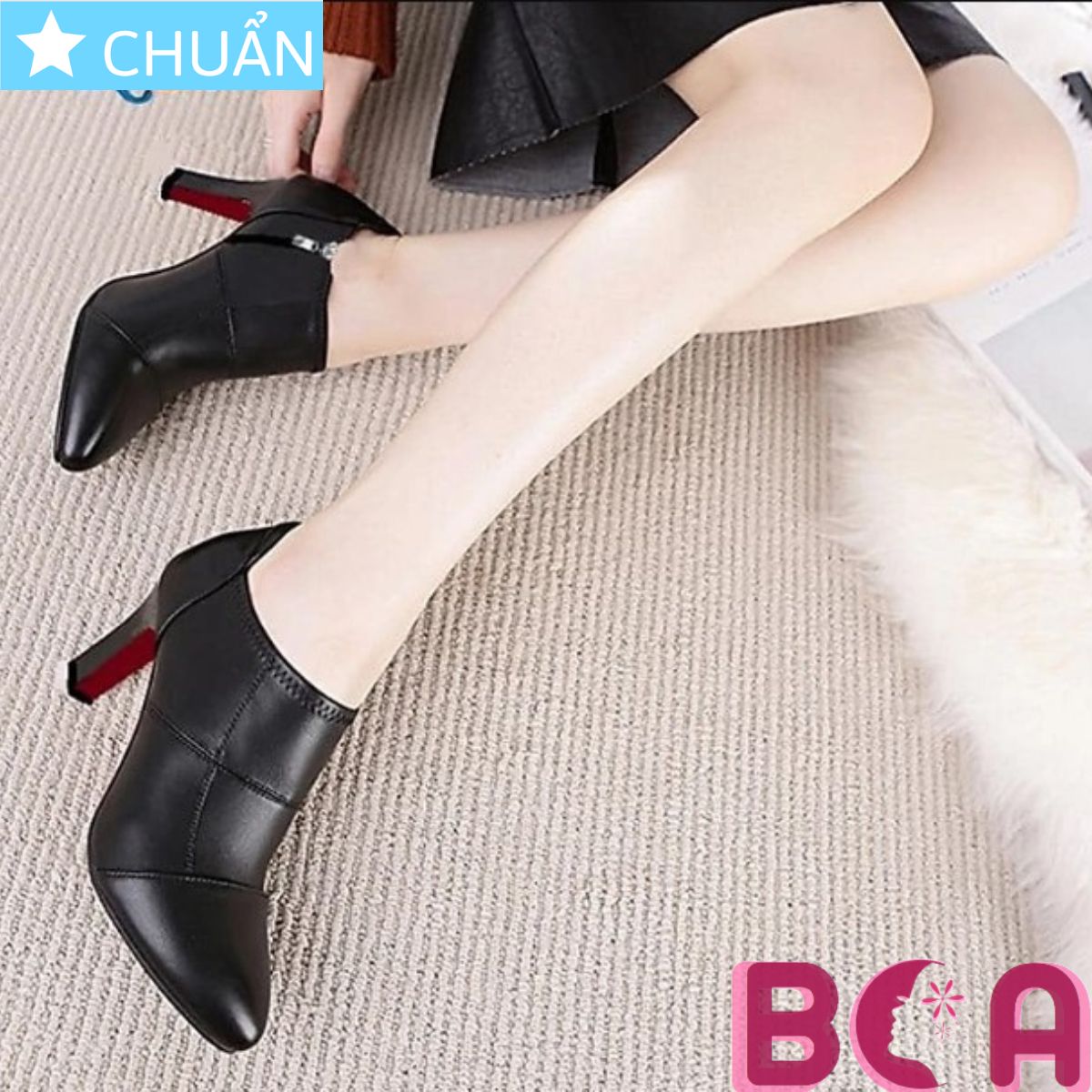 Giày bốt nữ cổ ngắn màu đen 7p RO027 ROSATA tại BCASHOP bề mặt giày được các đường may phân chia thành nhiều ô lạ mắt