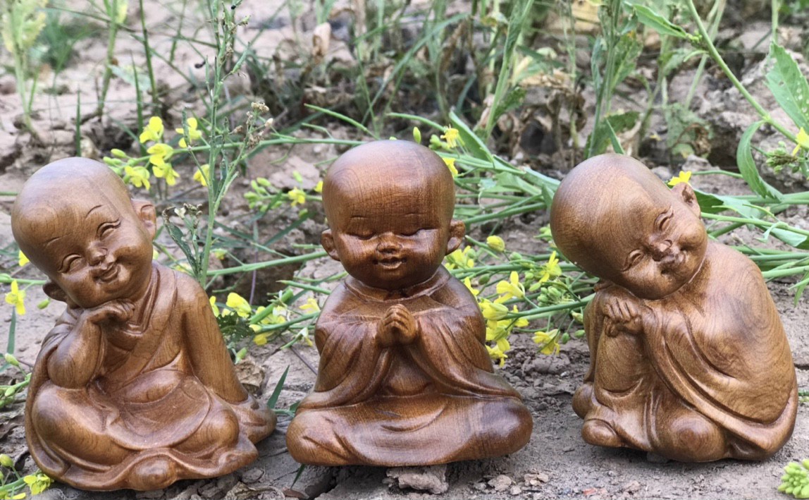 Bộ tượng chú tiểu an nhiên bằng gỗ bách xanh thơm phức kt cao 8×7×6cm