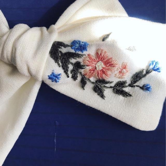 Nơ linen trắng thêu cành hoa nhỏ