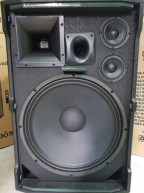 Dàn Karaoke di động JMW J8000S - Loa kéo 3 đường tiếng bass 5 tấc, 2 mid, 2 treble - Công suất lên đến 1000W - Kèm 2 micro không dây UHF - Đầy đủ kết nối Bluetooth, AV, USB - Hát karaoke offline dễ dàng qua dễ dàng qua CloudKaraoke - Hàng chính hãng