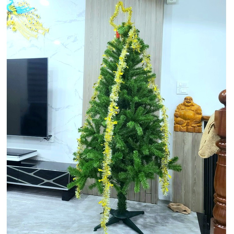 Cây thông noel 1m8 tặng 1 ngôi sao đỉnh và 3 dây kim tuyến tán rộng dày đẹp trang trí giáng sinh ảnh thật tự chụp