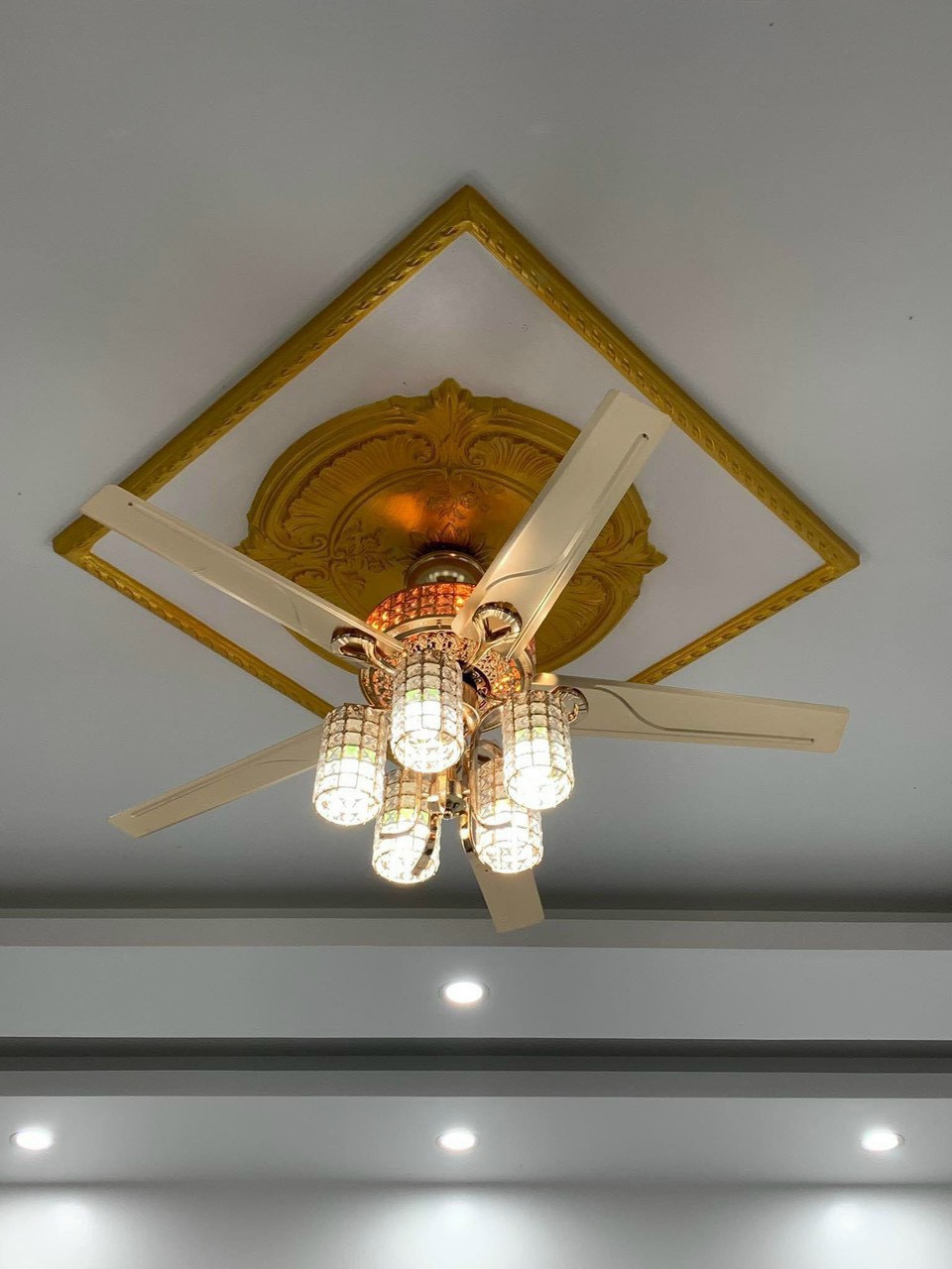 Quạt trần cánh thép 5 chao đèn, có điều khiển từ xa, hàng chính hãng klasse