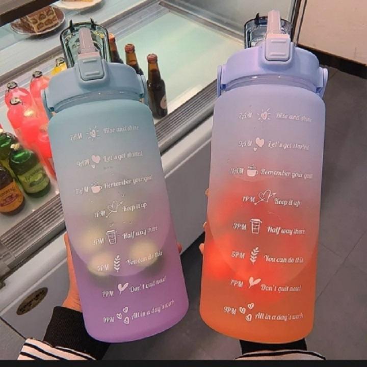 Bình Đựng Nước 2 Lít Có Vạch Kẻ Chia ML Báo Giờ Uống Nước Mỗi Ngày Kèm Ống Hút Tiện Lợi