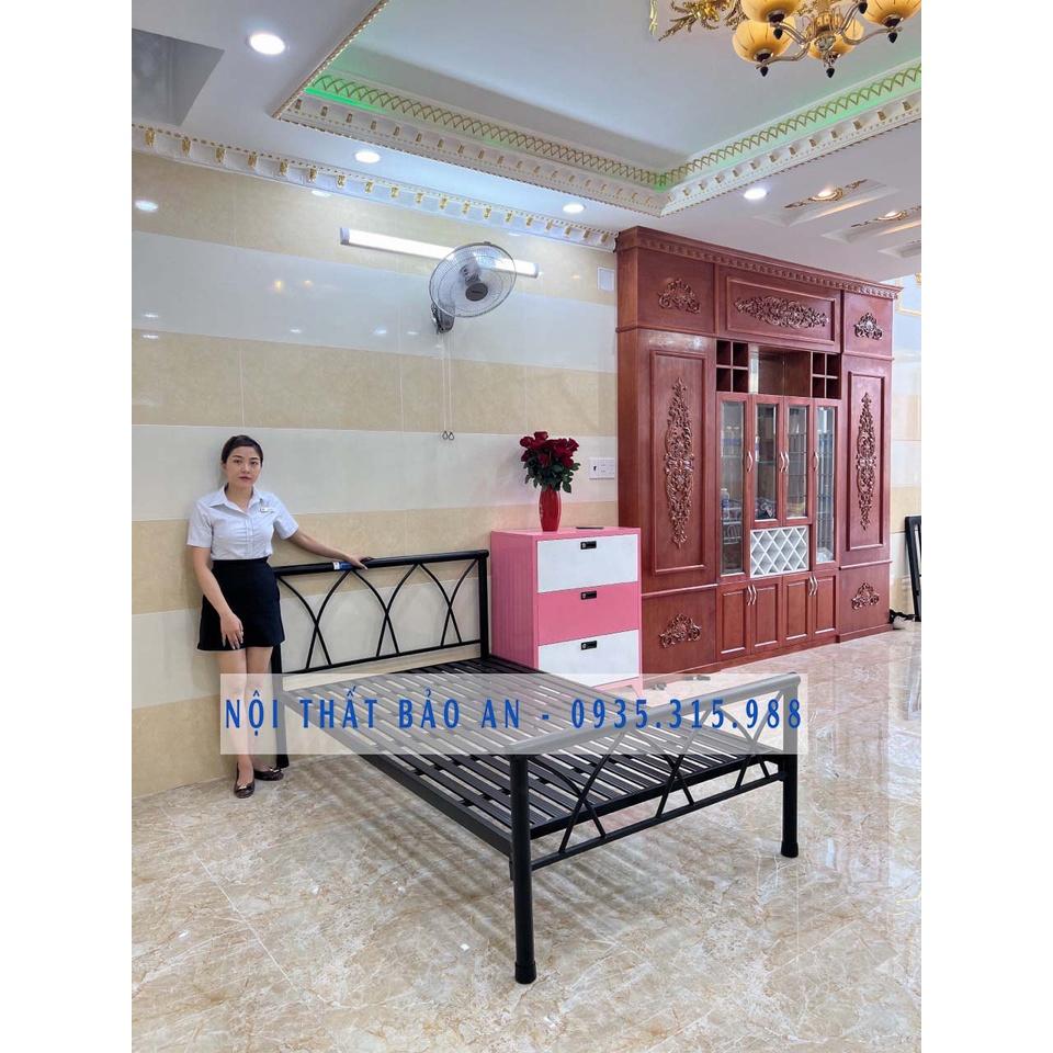 Giường sắt mỹ nghệ đan chéo 1m2x2m, tháo lắp dễ dàng