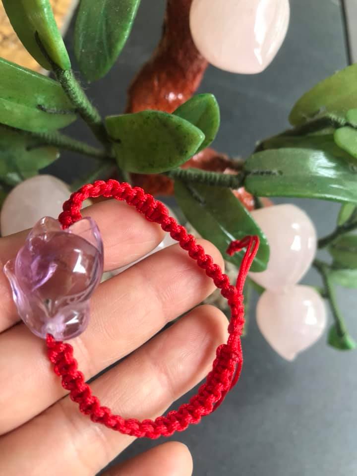 VÒNG TAY HANDMADE HỒ LY MAY MẮN TÀI LỘC VỀ TÌNH DUYÊN CÔNG DANH ĐÁ THẠCH ANH TÍM TỰ NHIÊN DÂY ĐỎ HỢP NỮ MỆNH HỎA MỆNH THỔ Ạ