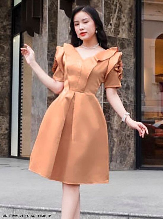 ĐẦM XÒE TAY NGẮN PHỒNG ĐÍNH HOA TRÊN TAY
