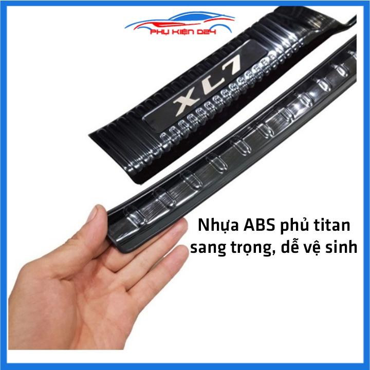 Ốp chống trầy cốp Suzuki XL7 2020 vân titan bảo vệ xe