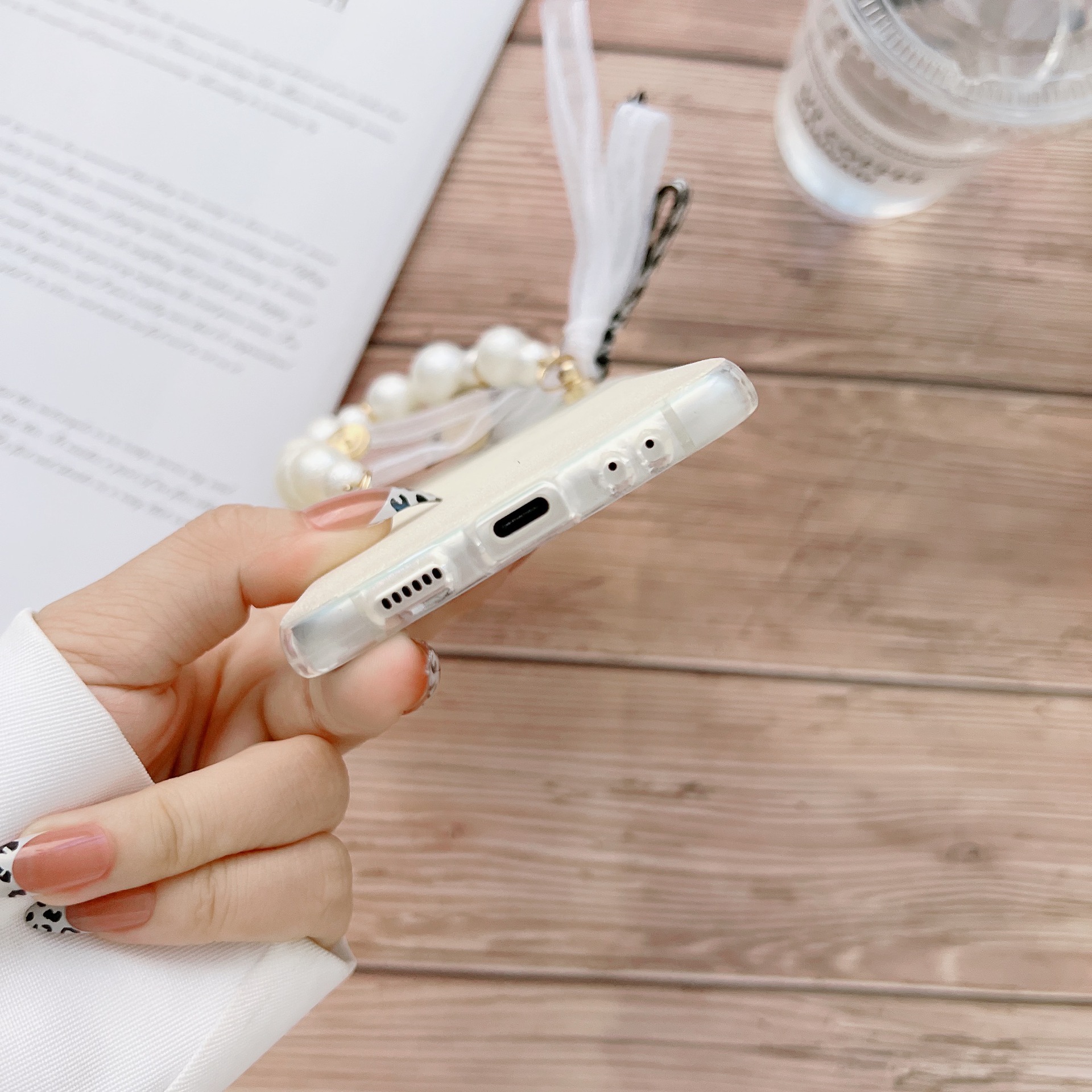 Ốp lưng chống sốc có dây đeo ngọc trai cho Samsung Galaxy Z Flip 4 hiệu HOTCASE Pearl Strap Case - Hàng nhập khẩu