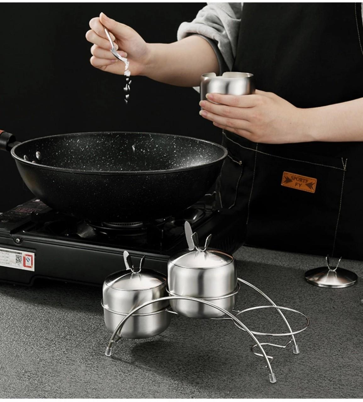 Hũ Gia Vị Inox 3 Ngăn Kèm Kệ