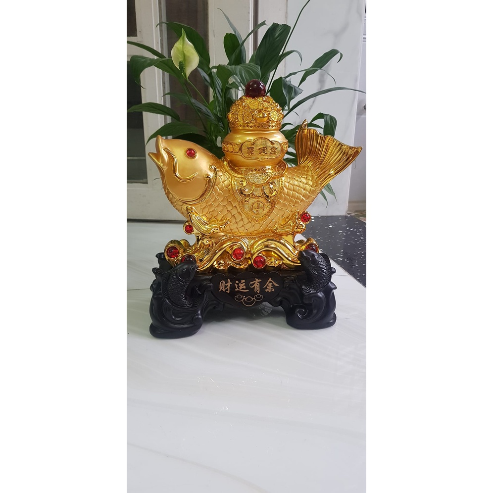 Tượng Cá Chép Phong Thuỷ Vàng to cưỡi Hủ Vàng to Châu Đỏ đỏ May Mắn Tài Lộc trên lưng đế gỗ có 2 cá chép nhỏ ở dưới Cao 36cm x Ngang 24cm x Sâu 15cm mệnh Kim mệnh Thổ mệnh Thuỷ Trưng phòng khách nhà, công ty, quà biếu tặng ý nghĩa ạ