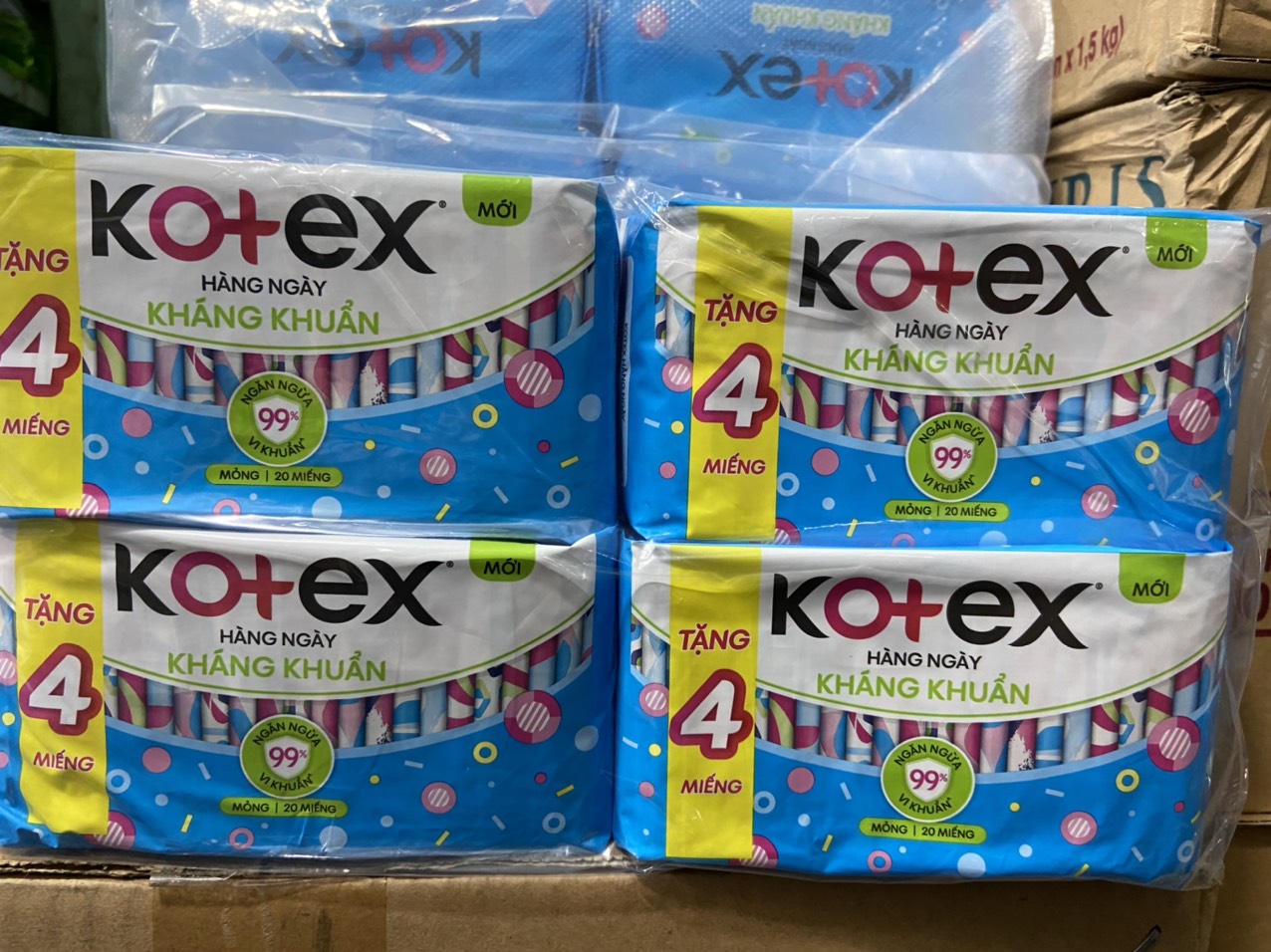 Combo 8 Gói Băng Vệ Sinh Kotex Hàng Ngày Kháng Khuẩn - Mỗi Gói 20 Miếng- Mẫu mới