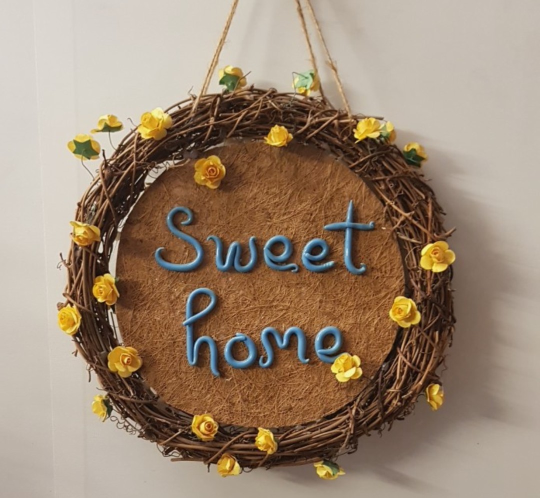 Vòng hoa trang trí, vòng hoa gỗ kết hợp cùng thông điệp "Sweet Home", phụ kiện trang trí nhà cửa xinh xắn. Món quà dễ thương dành tặng bạn bè, người thân. Giao từ HCM