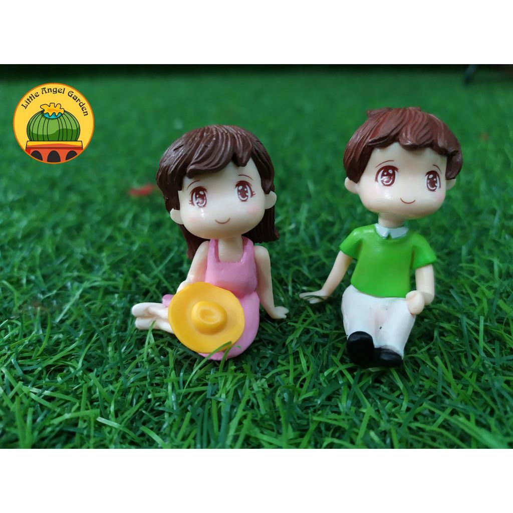 Cặp đôi ngồi | Phụ kiện trang trí tiểu cảnh cặp đôi | Gồm bé trai, bé gái đang ngồi | 2 màu