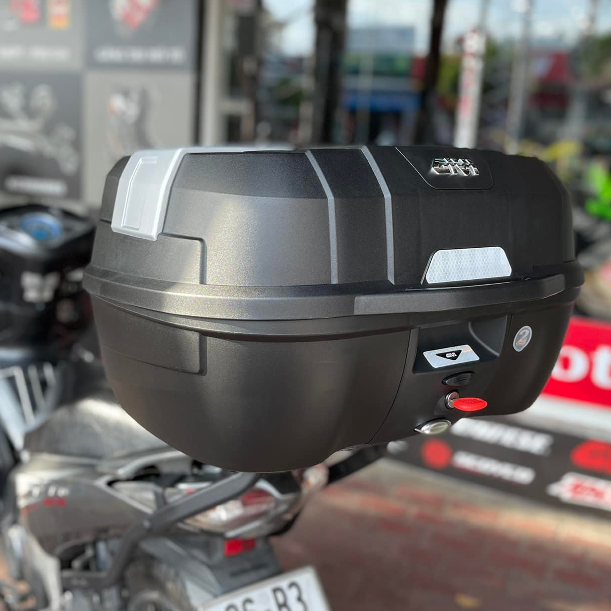 Thùng sau GIVI E45NM dung tích 45 lít kèm sẵn đế hàng chính hãng tiện lợi chở đồ