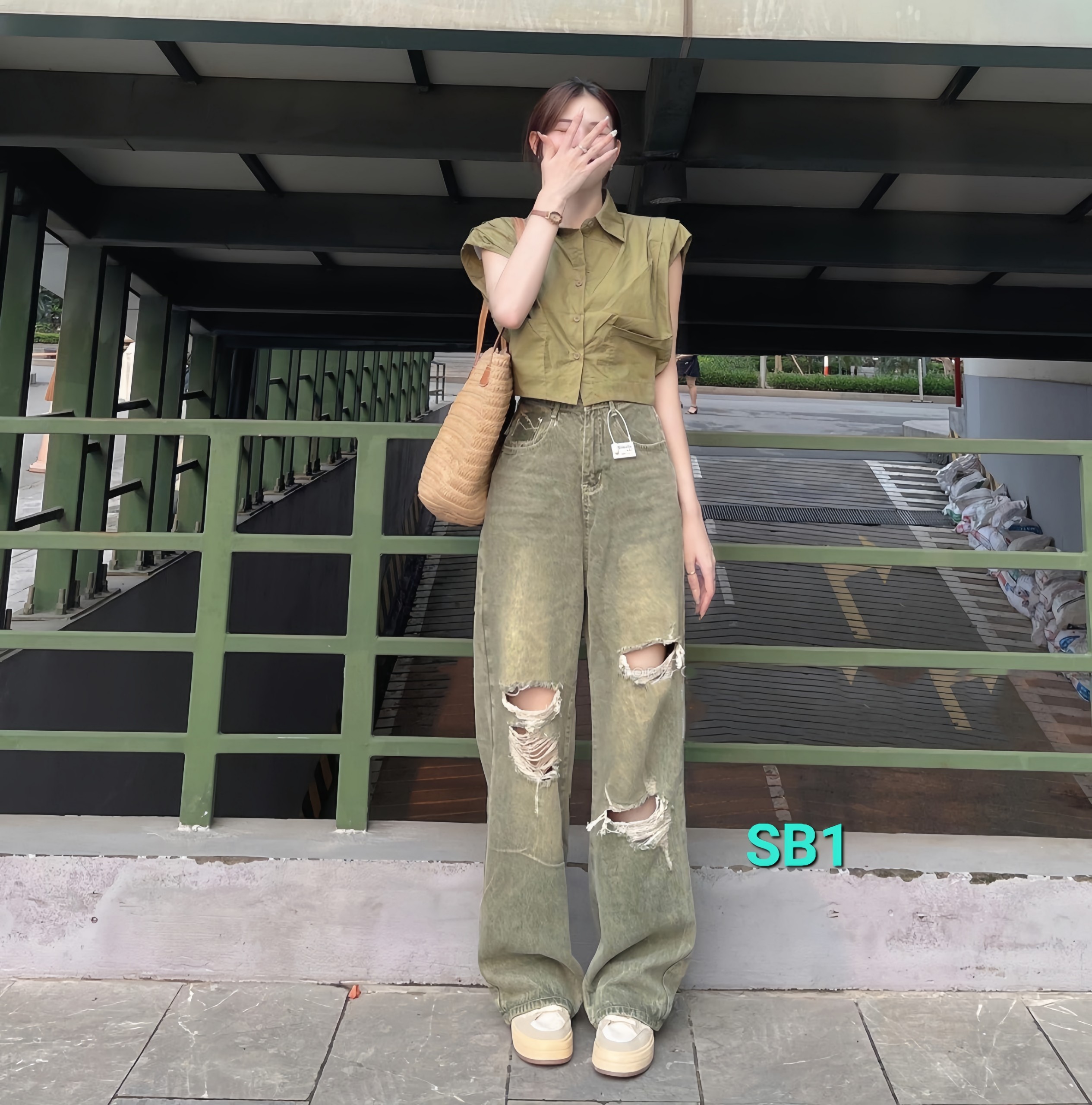 Set quần Jeans và áo sơ mi nữ siêu cá tính, hack dáng