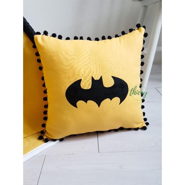 Gối Batman Người Dơi cho bé đẹp cao cấp 100% cotton Gối đã nhồi bông viền pompom Chất liệu an toàn cho bé Ảnh shop chụp