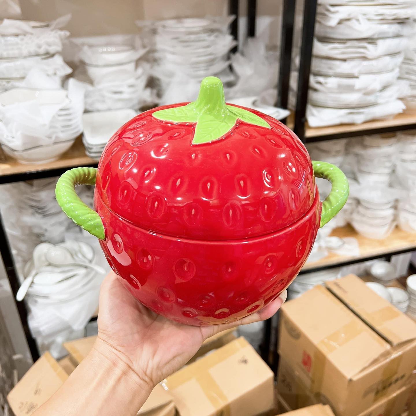 Tô sứ dâu đỏ có nắp size lớn