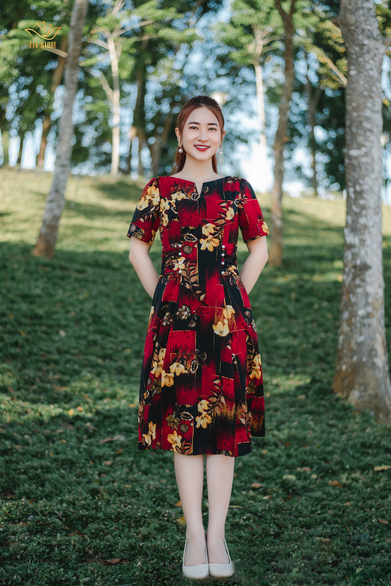Đầm xoè thiết kế trung niên cao cấp sang trọng Cổ tròn khoét V eo nhúng kết ngọc màu Đen hoa vàng TTV STORE TTV1308