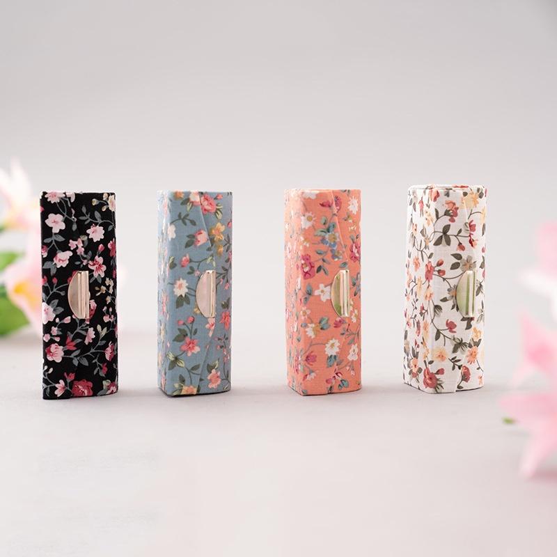 Hộp đựng son có gương , nắp gập bọc vải họa tiết hoa nhí vintage, kích thước 8,3X2,3X2,4cm Q579
