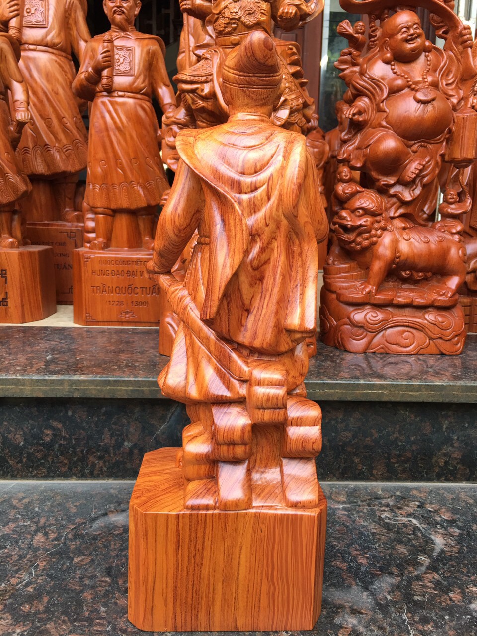 Tượng trần quốc tuấn gỗ hương 50cm