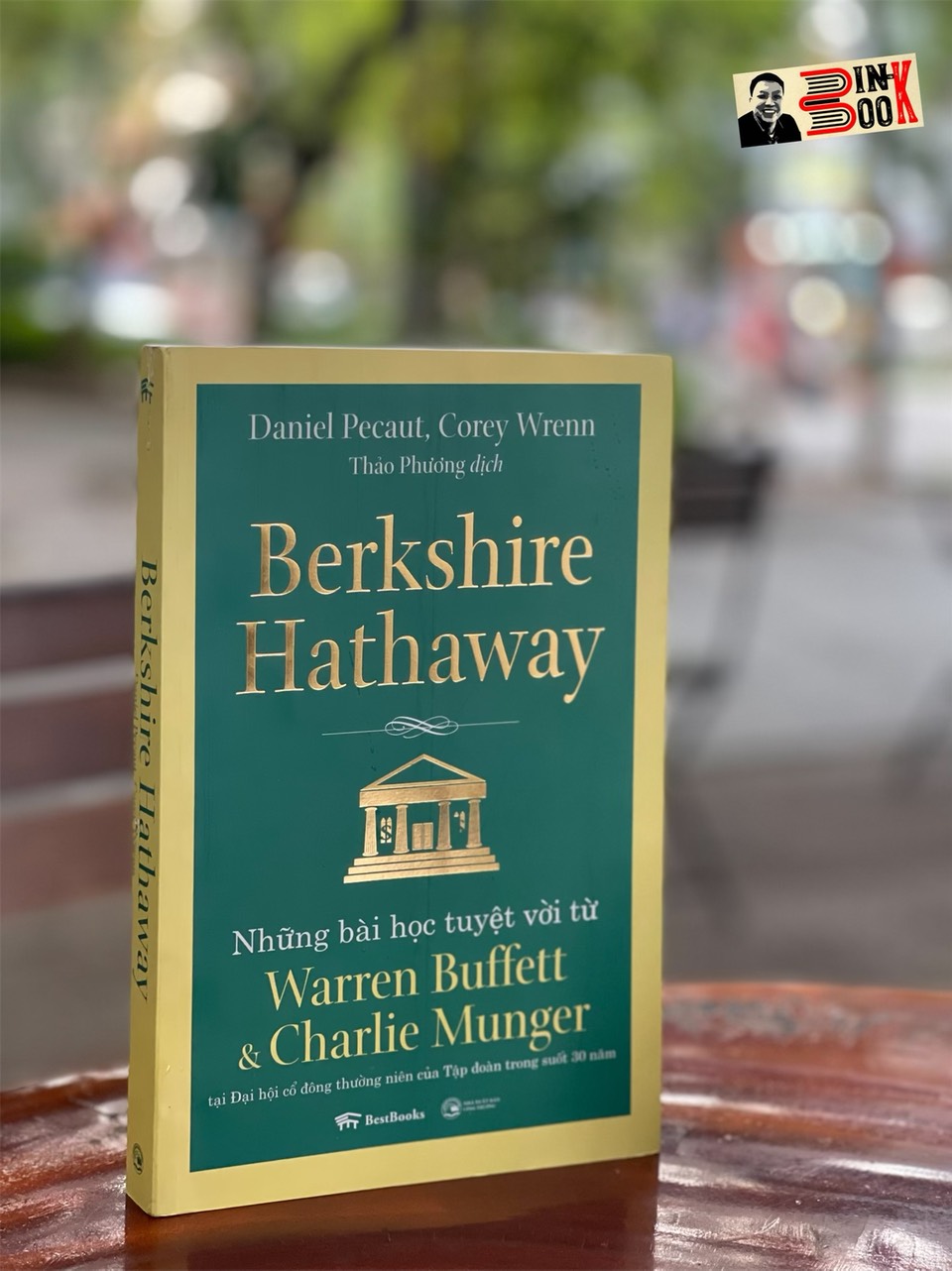 BERKSHIRE HATHAWAY – Những bài học tuyệt vời từ Warren Buffett &amp; Charlie Munger tại Đại hội cổ đông thường niên của Tập đoàn trong suốt 30 năm - Daniel Pecaut, Corey Wrenn – Bestbooks – bìa mềm