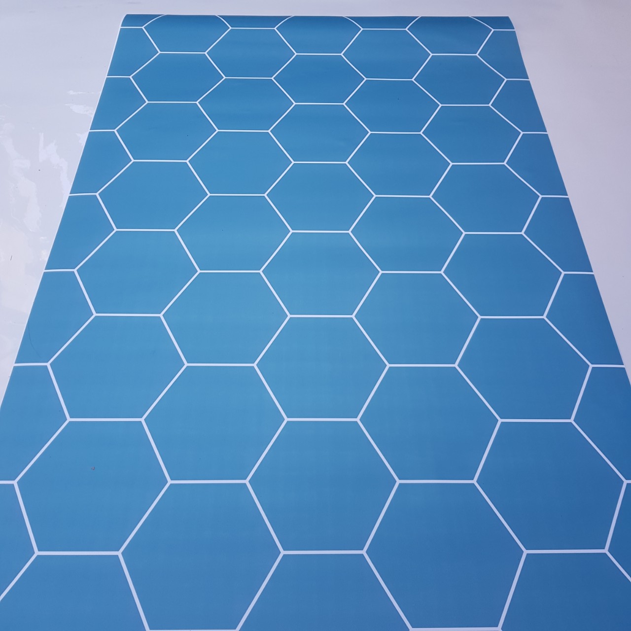 Decal dán bếp hình lục giác, kích thước 0.6m x 1.0m / tấm, không thấm nước, keo bám chắc chắn, ngoài ra có thể dán bàn, dán kính, dán trang trí
